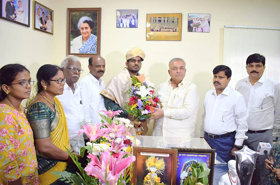 ಆನಂದಕುಮಾರ ಅವರನ್ನು ಸಾರಿಗೆ ಸಚಿವ ರಾಮಲಿಂಗಾರೆಡ್ಡಿ ಅವರು ಬೆಂಗಳೂರಿನಲ್ಲಿ ಸನ್ಮಾನಿಸಿದರು