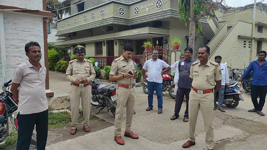 ಚಿತ್ತಾಪುರದಲ್ಲಿ ಕಳ್ಳತನವಾದ ಮನೆಗಳಿಗೆ ಪೊಲೀಸರು ಭೇಟಿ ನೀಡಿ ಪರಿಶೀಲಿಸಿದರು 