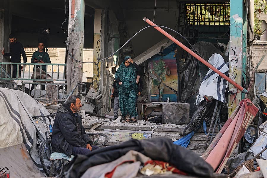 <div class="paragraphs"><p>ಗಾಜಾದಲ್ಲಿ ಹಾನಿಗೊಳಗಾದ ಶಾಲೆಯನ್ನು ಪ್ಯಾಲೆಸ್ಟೀನಿ ನಾಗರಿಕರು ಪರಿಶೀಲಿಸಿದರು  ಪಿಟಿಐ </p></div>