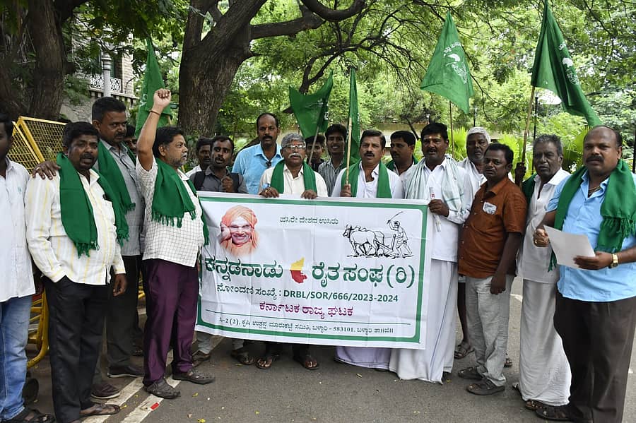 ಸರ್ಕಾರಿ ಆಸ್ಪತ್ರೆಗಳ ಆವರಣದಲ್ಲಿರುವ ಜನೌಷಧ ಕೇಂದ್ರಗಳನ್ನು ಮುಚ್ಚದಂತೆ ಆಗ್ರಹಿಸಿ ಕನ್ನಡನಾಡು ರೈತ ಸಂಘದಿಂದ ಬಳ್ಳಾರಿ ಜಿಲ್ಲಾಧಿಕಾರಿ ಕಚೇರಿ ಆವರಣದಲ್ಲಿ ಪ್ರತಿಭಟನೆ ನಡೆಯಿತು