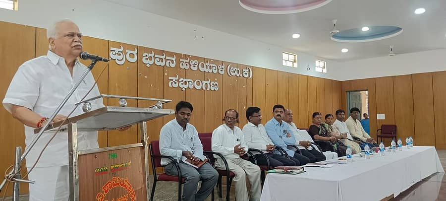 ಹಳಿಯಾಳದ ಪುರಭವನದಲ್ಲಿ ಹಳಿಯಾಳ, ದಾಂಡೇಲಿ, ಜೋಯಿಡಾ ಭಾಗದಲ್ಲಿ ಕೋವಿಡ್ ಮುನ್ನೆಚ್ಚರಿಕೆ ಕ್ರಮ ಕೈಗೊಳ್ಳುವ ಕುರಿತು ನಡೆಸಿದ ಸಭೆಯಲ್ಲಿ  ಶಾಸಕ ಆರ್ ವಿ ದೇಶಪಾಂಡೆ ಮಾತನಾಡಿದರು. ಪುರಸಭೆ ಅಧ್ಯಕ್ಷೆ ದ್ರೌಪದಿ ಅಗಸರ ಮತ್ತಿತರರು ಪಾಲ್ಗೊಂಡಿದ್ದರು.