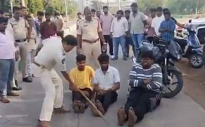 <div class="paragraphs"><p>ಗಾಂಜಾ ಸಾಗಣೆ ಆರೋಪಿಗಳಿಗೆ ಸಾರ್ವಜನಿಕವಾಗಿ ಥಳಿಸಿದ ಪೊಲೀಸರು</p></div>