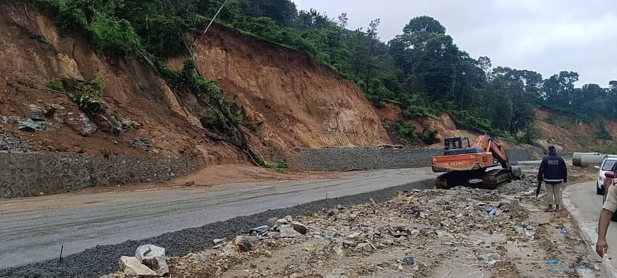 ಸಕಲೇಶಪುರ ತಾಲ್ಲೂಕಿನಲ್ಲಿ ನಿರ್ಮಾಣವಾಗಿರುವ ಕಾಂಕ್ರೀಟ್ ರಸ್ತೆಯ ಮೇಲೆ ಮಣ್ಣು ಕುಸಿಯುತ್ತಿದೆ. ಪ್ರಜಾವಾಣಿ ಚಿತ್ರ: ಜಾನೇಕೆರೆ ಆರ್. ಪರಮೇಶ್