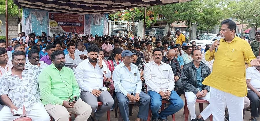 ಹೊಸಪೇಟೆ ನಗರಸಭೆ ಕಚೇರಿ ಮುಂಭಾಗ ಮಂಗಳವಾರದಿಂದ ಆರಂಭವಾಗಿರುವ ಪೌರಸಿಬ್ಬಂದಿ ಮುಷ್ಕರಕ್ಕೆ ಬೆಂಬಲ ಸೂಚಿಸಿ ‘ಹುಡಾ’ ಅಧ್ಯಕ್ಷ ಎಚ್.ಎನ್‌.ಎಫ್.ಮೊಹಮ್ಮದ್ ಇಮಾಂ ನಿಯಾಜಿ ಮಾತನಾಡಿದರು