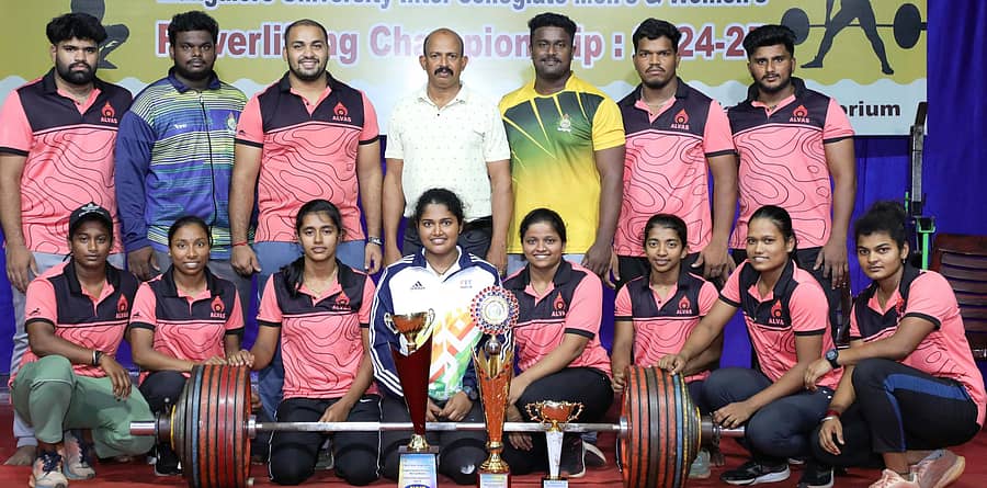 ಬ್ರಹ್ಮಾವರದಲ್ಲಿ ನಡೆದ ಮಂಗಳೂರು ವಿವಿ ಅಂತರಕಾಲೇಜು ಪುರುಷರ ಹಾಗೂ ಮಹಿಳೆಯರ ಪವರ್ ಲಿಫ್ಟಿಂಗ್ ಚಾಂಪಿಯನ್ಷಿಪ್ನಲ್ಲಿ ಮೂಡುಬಿದಿರೆಯ ಆಳ್ವಾಸ್ ತಂಡ ಸಮಗ್ರ ಪ್ರಶಸ್ತಿ ಗೆದ್ದುಕೊಂಡಿತು