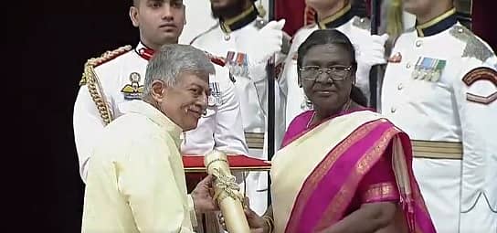 <div class="paragraphs"><p>ರಾಷ್ಟ್ರಪತಿ ದ್ರೌಪದಿ ಮುರ್ಮು ಅವರು&nbsp;ನಟ ಅನಂತನಾಗ್ ಅವರಿಗೆ&nbsp;‘ಪದ್ಮಭೂಷಣ’ ಪ್ರಶಸ್ತಿ ಪ್ರದಾನ ಮಾಡಿದರು.</p></div>