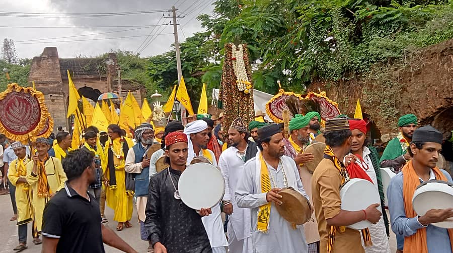 ಶ್ರೀರಂಗಪಟ್ಟಣದಲ್ಲಿ ಟಿಪ್ಪು ಸುಲ್ತಾನ್‌ ಅವರ 233ನೇ ಉರುಸ್‌ ಅಂಗವಾಗಿ ಮೆರವಣಿಗೆ ಮಂಗಳವಾರ ಸಂಭ್ರಮದಿಂದ ನಡೆಯಿತು