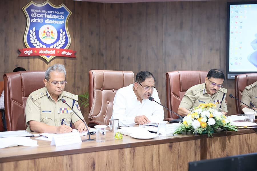 ಬೆಂಗಳೂರಿನಲ್ಲಿ ಮಂಗಳವಾರ ನಡೆದ ಸಭೆಯಲ್ಲಿ ಗೃಹ ಸಚಿವ ಪರಮೇಶ್ವರ ಅವರು ಮಾತನಾಡಿದರು. ನಗರ ಪೊಲೀಸ್ ಕಮಿಷನರ್ ಬಿ.ದಯಾನಂದ ಹಾಗೂ ರಾಜ್ಯ ಪೊಲೀಸ್ ಮಹಾನಿರ್ದೇಶಕ ಡಾ.ಎಂ.ಎ.ಸಲೀಂ ಅವರು ಪಾಲ್ಗೊಂಡಿದ್ದರು