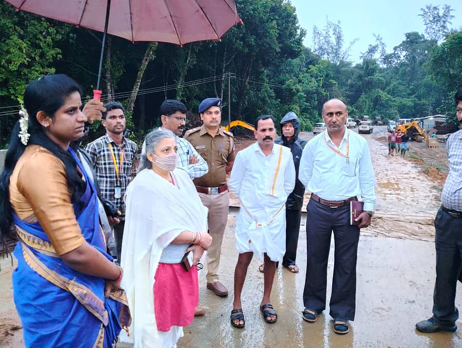 ಶಿರಸಿ ಕುಮಟಾ ರಸ್ತೆಯ ಬೆಣ್ಣೆಹೊಳೆ ಬಳಿ ತಾತ್ಕಾಲಿಕ ಸೇತುವೆ ಕೊಚ್ಚಿಹೋಗಿರುವ ಸ್ಥಳಕ್ಕೆ ಸುಷ್ಮಾ ಗೋಡಬೋಲೆ ಆಗಮಿಸಿ ಪರಿಶೀಲಿಸಿದರು
