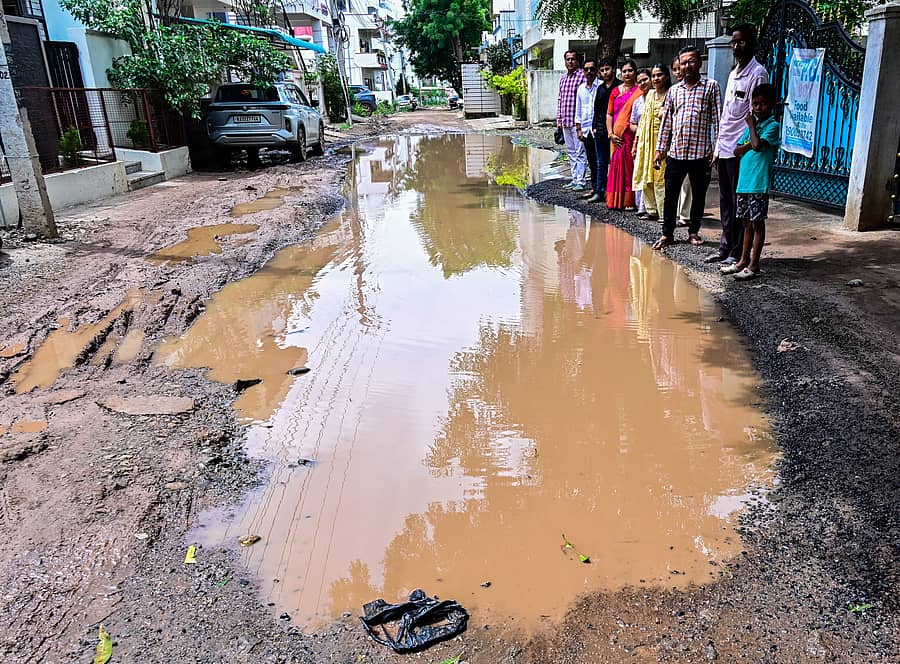 ಕಲಬುರಗಿಯ ಕರುಣೇಶ್ವರ ನಗರದ ಜೈ ವೀರ್ ಹನುಮಾನ್ ಮಂದಿರ ಮತ್ತು ಕೆಇಬಿ ಕಲ್ಯಾಣ ಮಂಟಪ ನಡುವಿನ ರಸ್ತೆಯಲ್ಲಿ ನಿಂತ ಮಳೆ ನೀರು ಪ್ರಜಾವಾಣಿ ಚಿತ್ರ