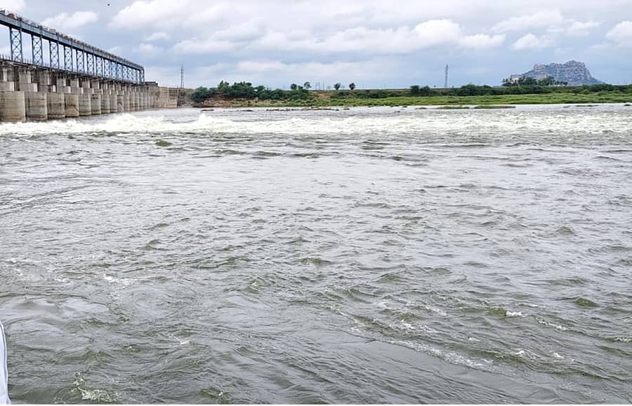 ಯಾದಗಿರಿ ನಗರ ಹೊರ ವಲಯದ ಬ್ರಿಜ್ ಕಂ ಬ್ಯಾರೇಜ್ನಿಂದ ಭೀಮಾ ನದಿಗೆ ನೀರು ಹರಿಸಲಾಯಿತು