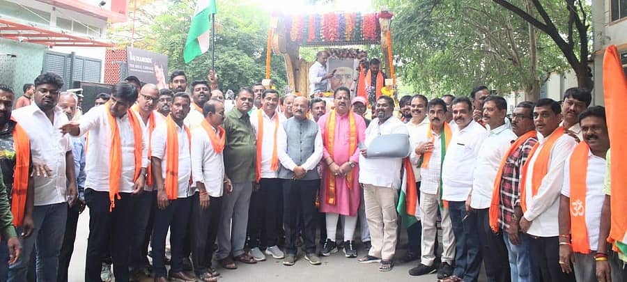 ಯಲಹಂಕ ಬಿಜೆಪಿ ನಗರಮಂಡಲ ಹಾಗೂ ಸಂಘಪರಿವಾರದ ಸಹಯೋಗದಲ್ಲಿ ವೀರ ಸಾವರ್ಕರ್ ಅವರ 142ನೇ ಜಯಂತ್ಯುತ್ಸವ ಆಚರಿಸಲಾಯಿತು