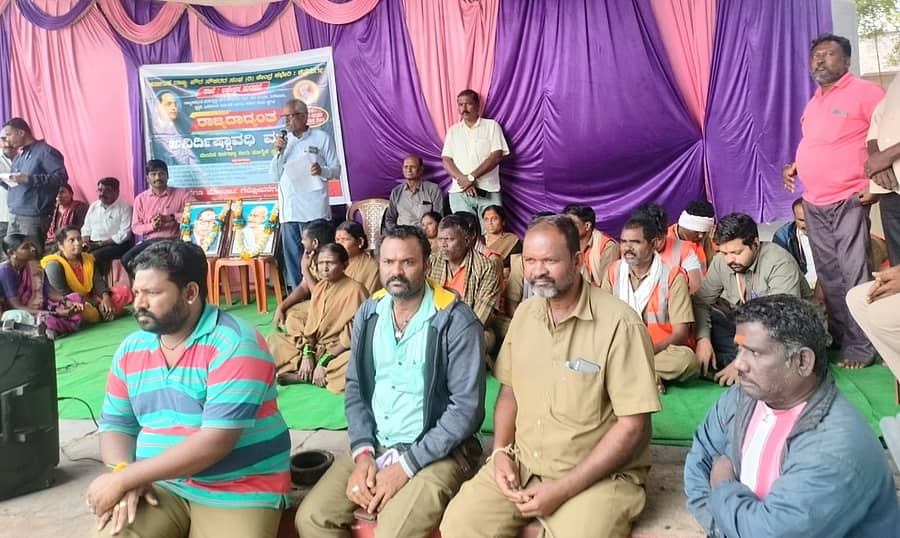 ವಿವಿಧ ಬೇಡಿಕೆಗಳನ್ನು ಈಡೇರಿಸುವಂತೆ ಆಗ್ರಹಿಸಿ ಲಕ್ಷ್ಮೇಶ್ವರದ ಪುರಸಭೆ ಎದುರು ಪೌರ ನೌಕರರು ನಡೆಸುತ್ತಿರುವ ಮುಷ್ಕರ ಎರಡನೇ ದಿನಕ್ಕೆ ಕಾಲಿಟ್ಟಿದ್ದು ಬುಧವಾರ ನಿವೃತ್ತ ಸರ್ಕಾರಿ ನೌಕರರ ಸಂಘದ ಪೂರ್ಣಾಜಿ ಖರಾಟೆ ಬೆಂಬಲ ವ್ಯಕ್ತಪಡಿಸಿ ಮಾತನಾಡಿದರು
