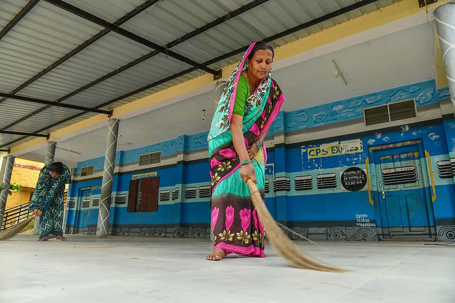 ಕೊಪ್ಪಳದ 18ನೇ ವಾರ್ಡ್ನಲ್ಲಿರುವ ಕೇಂದ್ರ ಪ್ರಾಥಮಿಕ ಶಾಲೆಯಲ್ಲಿ ಬುಧವಾರ ಶಾಲಾ ಕಟ್ಟಡವನ್ನು ಸ್ವಚ್ಛಗೊಳಿಸಿದ ಸಿಬ್ಬಂದಿ