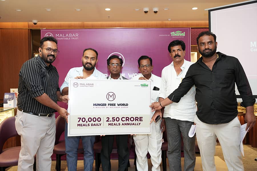 ಕಲಬುರಗಿಯ ಮಲಬಾರ್‌ ಗೋಲ್ಡ್‌ ಅಂಡ್‌ ಡೈಮಂಡ್ಸ್‌ ಮಳಿಗೆಯಲ್ಲಿ ವಿಶ್ವ ಹಸಿವು ಮುಕ್ತ ದಿನದ ಅಂಗವಾಗಿ ಬುಧವಾರ ಮಲಬಾರ್‌ನಿಂದ ನಿತ್ಯ 70 ಸಾವಿರ ಊಟ ವಿತರಿಸುವ ಗುರಿ ಹೊಂದಿರುವ ಭಿತ್ತಿಪತ್ರವನ್ನು ಗಣ್ಯರು ಅನಾವರಣಗೊಳಿಸಿದರು. ಶರಣು ಅಲ್ಲಮಪ್ರಭು ಪಾಟೀಲ, ಚನ್ನಬಸಪ್ಪ, ಶಾಮರಾವ ಸೂರನ ಸೇರಿದಂತೆ ಹಲವರು ಪಾಲ್ಗೊಂಡಿದ್ದರು