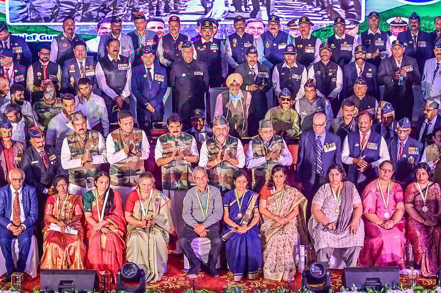 <div class="paragraphs"><p>ಬೆಂಗಳೂರಿನ ಪುರಭವನದಲ್ಲಿ ಬುಧವಾರ ನಡೆದ ‘ಜೈಹಿಂದ್‌’ ಮಾಜಿ ಸೈನಿಕರಿಗೆ ನಮನ ಕಾರ್ಯಕ್ರಮದಲ್ಲಿ ಮುಖ್ಯಮಂತ್ರಿ ಸಿದ್ದರಾಮಯ್ಯ ಅವರು ಹುತಾತ್ಮರಾದ ಯೋಧರ ಕುಟುಂಬಗಳಿಗೆ ಮರಣೋತ್ತರ ಪ್ರಶಸ್ತಿ ನೀಡಿ ಗೌರವಿಸಿದರು.  </p></div>