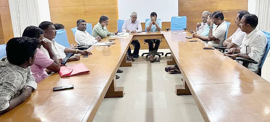 ಕೊಪ್ಪಳದಲ್ಲಿ ಬುಧವಾರ ನಡೆದ ಸಭೆಯಲ್ಲಿ ಬಲ್ಡೋಟಾ ಉಕ್ಕಿನ ಕಾರ್ಖಾನೆ ವಿಸ್ತರಣೆ ವಿರುದ್ಧದ ಹೋರಾಟದ ಬಗ್ಗೆ ಚರ್ಚಿಸಲಾಯಿತು