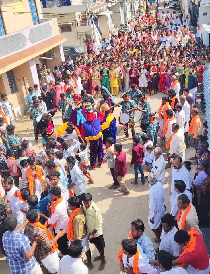 ತೆಕ್ಕಲಕೋಟೆ ಬಳಿಯ ಕರೂರು ಗ್ರಾಮದಲ್ಲಿ ಲಕ್ಷ್ಮಿನಾರಾಯಣ ಸ್ವಾಮಿ ಜಾತ್ರೋತ್ಸವದ ಅಂಗವಾಗಿ ಗಂಗೆಸ್ಥಳ ಪೂಜೆ ಮೆರವಣಿಗೆ ನಡೆಯಿತು