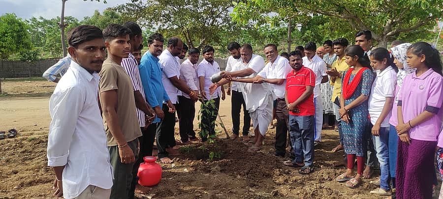 ಮುದಗಲ್ ಸಮೀಪದ ತಲೆಕಟ್ಟು ಗ್ರಾಮದಲ್ಲಿ ಗುರುವಾರ ಸಸಿ ನೆಟ್ಟು ನೀರುಣಿಸಲಾಯಿತು