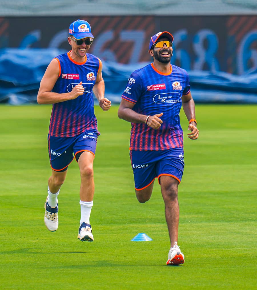 ಮುಂಬೈ ಇಂಡಿಯನ್ಸ್ ತಂಡದ ವೇಗದ ಜೋಡಿ ಟ್ರೆಂಟ್ ಬೌಲ್ಟ್ ಮತ್ತು ಜಸ್ಪ್ರೀತ್ ಬೂಮ್ರಾ  –ಪಿಟಿಐ ಚಿತ್ರ