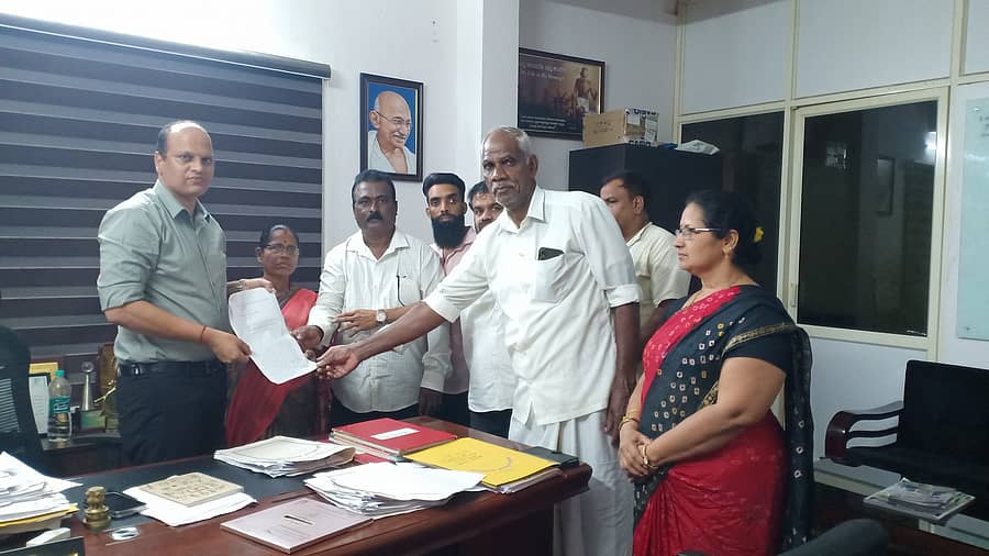 ಪುತ್ತೂರು ತಾಲ್ಲೂಕಿನ ಕಬಕ ಗ್ರಾಮ ಪಂಚಾಯಿತಿ ವ್ಯಾಪ್ತಿಯ ಮುರ ಜಂಕ್ಷನ್ ಬಳಿ ಮಾಣಿ-ಮೈಸೂರು ರಾಷ್ಟ್ರೀಯ ಹೆದ್ದಾರಿಯಲ್ಲಿ ವಾಹನ ಅಪಘಾತ ನಡೆಯುತ್ತಿರುವುದನ್ನು ತಡೆಗಟ್ಟಲು ಕ್ರಮ ಕೈಗೊಳ್ಳುವಂತೆ ಆಗ್ರಹಿಸಿ ಕಬಕ ಗ್ರಾಮ ಪಂಚಾಯಿತಿ, ಸಾರ್ವಜನಿಕರು ತಾಲ್ಲೂಕು ಪಂಚಾಯಿತಿ ಮುಖ್ಯ ಕಾರ್ಯನಿರ್ವಹಣಾಧಿಕಾರಿಗೆ ಮನವಿ ಸಲ್ಲಿಸಿದರು