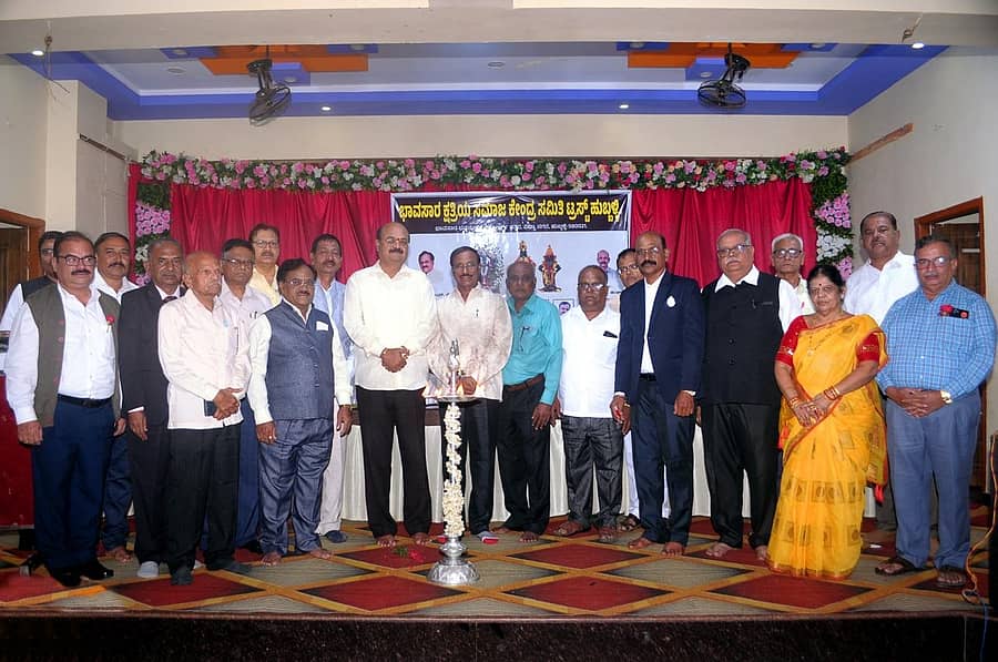 ಹಳೇ ಹುಬ್ಬಳ್ಳಿಯ ಅರವಿಂದ ನಗರದಲ್ಲಿನ ಕಲ್ಯಾಣ ಮಂಟಪದಲ್ಲಿ ಬುಧವಾರ ಭಾವಸಾರ ಕ್ಷತ್ರಿಯ ಸಮಾಜ ಟ್ರಸ್ಟ್ ಹುಬ್ಬಳ್ಳಿ ಕೇಂದ್ರ ಸಮಿತಿಯ ನೂತನ ಪದಾಧಿಕಾರಿಗಳ ಪದಗ್ರಹಣ ಕಾರ್ಯಕ್ರಮ ಜರುಗಿತು