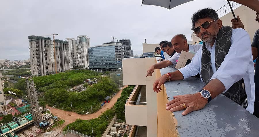 ಡಿ.ಕೆ. ಶಿವಕುಮಾರ್ ಅವರು ಮಾನ್ಯತಾ ಟೆಕ್ ಪಾರ್ಕ್ ಬಳಿ ಮಳೆನೀರು ಹರಿವಿಗೆ ಅಡ್ಡಿಯಾಗಿರುವ ಪ್ರದೇಶಗಳನ್ನು ಗುರುವಾರ ಪರಿಶೀಲಿಸಿದರು
