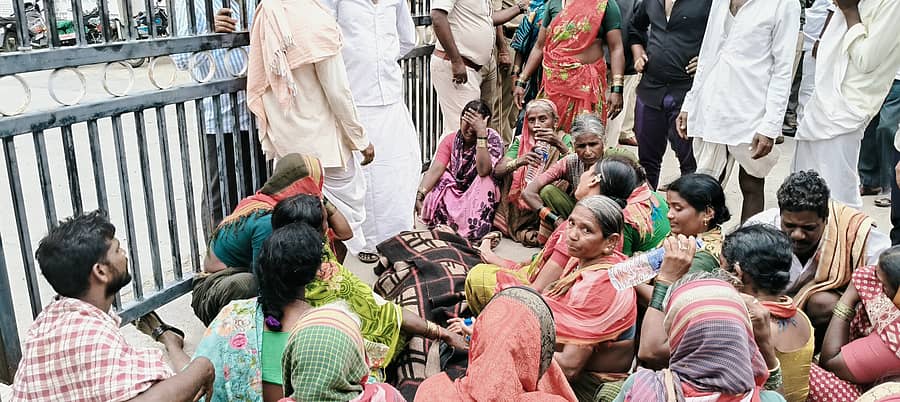 ರಾಯಚೂರು ಜಿಲ್ಲೆಯ ಲಿಂಗಸುಗೂರು ಸಾರಿಗೆ ಘಟಕದ ಎದುರು ಗುರುವಾರ ಮುತ್ತಣ್ಣ ಕುರಿ ಎಂಬುವವರ ಶವವಿಟ್ಟು ಪ್ರತಿಭಟನೆ ನಡೆಸಲಾಯಿತು