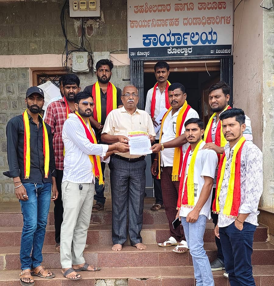 ಕೊಲ್ಹಾರದಲ್ಲಿ ಕರ್ನಾಟಕ ರಕ್ಷಣಾ ವೇದಿಕೆ (ಪ್ರವೀಣ ಶೆಟ್ಟಿ ಬಣ) ಕಾರ್ಯಕರ್ತರು ತಹಶೀಲ್ದಾರ್ ಎಸ್.ಎಸ್. ನಾಯಕಲಮಠಗೆ ಗುರುವಾರ ಮನವಿ ಸಲ್ಲಿಸಿದರು