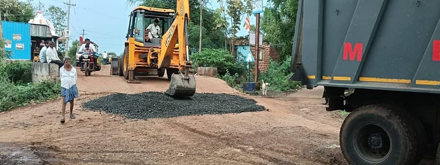 ಭಾಲ್ಕಿ ತಾಲ್ಲೂಕಿನ ಕಟ್ಟಿತೂಗಾಂವ ಗ್ರಾಮ ಸಮೀಪದ ರಸ್ತೆಯಲ್ಲಿ ನಿರ್ಮಾಣಗೊಂಡಿರುವ ತಗ್ಗು, ಗುಂಡಿಗಳನ್ನು ಮುಚ್ಚುತ್ತಿರುವುದು