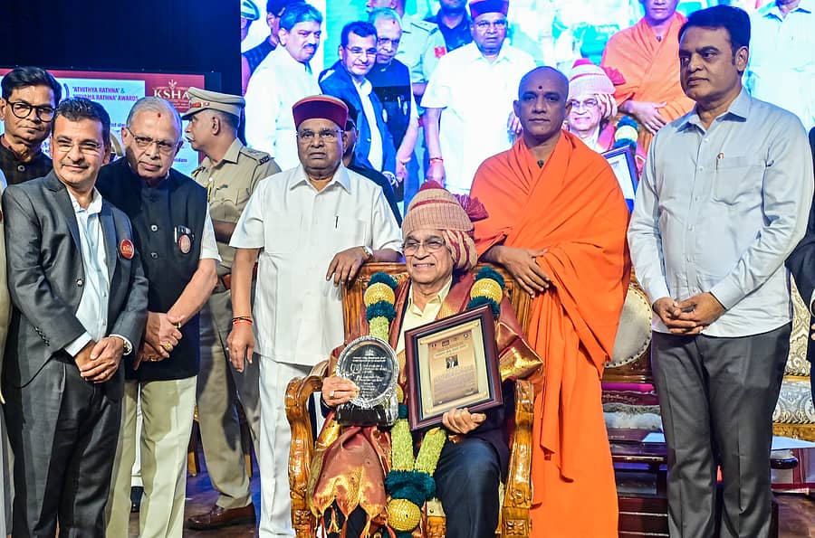 ನಗರದ ಎಫ್ಕೆಸಿಸಿಐನ ಸರ್ ಎಂ.ವಿ. ಸಭಾಂಗಣದಲ್ಲಿ ಗುರುವಾರ ನಡೆದ ಸಮಾರಂಭದಲ್ಲಿ ಟಿಂಬರ್ಟೇಲ್ ರೆಸಾರ್ಟ್ ಮತ್ತು ಸ್ಪಾ ಅಧ್ಯಕ್ಷ ಜಗನ್ನಾಥ್ ಪೈ ಅವರಿಗೆ ಜೀವಮಾನ ಸಾಧನೆ ಪ್ರಶಸ್ತಿ ನೀಡಿ ಗೌರವಿಸಲಾಯಿತು. ಥಾವರಚಂದ್ ಗೆಹಲೋತ್, ಜಿ.ಕೆ. ಶೆಟ್ಟಿ, ನಿರ್ಮಲಾನಂದನಾಥ ಸ್ವಾಮೀಜಿ, ಡಾ.ಸಿ.ಎನ್. ಅಶ್ವತ್ಥನಾರಾಯಣ ಉಪಸ್ಥಿತರಿದ್ದರು
–ಪ್ರಜಾವಾಣಿ ಚಿತ್ರ