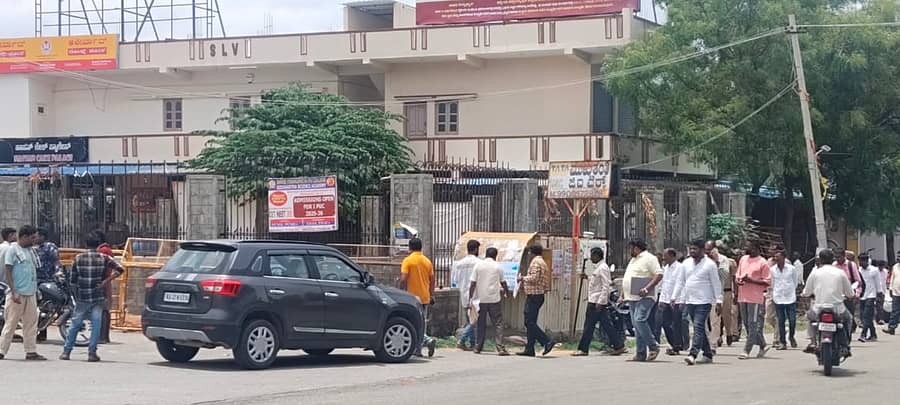 ಗುಡಿಬಂಡೆ ಪಟ್ಟಣದ ವಿವಾದಿತ ಜಾಗವನ್ನು ಅಧಿಕಾರಿಗಳು ಮರು ಸರ್ವೆ ನಡೆಸಿದರು