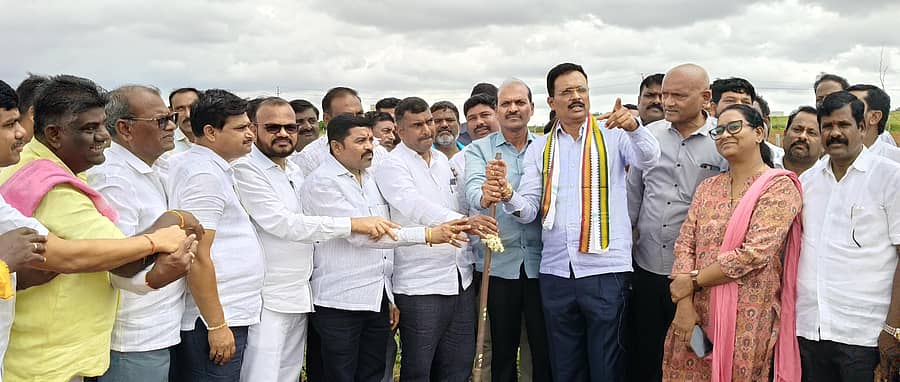 ಸಂಸದ ಇ.ತುಕಾರಾಂ ಹಾಗೂ ಶಾಸಕ ಕೆ.ನೇಮರಾಜನಾಯ್ಕ ಅವರು ಹಗರಿಬೊಮ್ಮನಹಳ್ಳಿಯಲ್ಲಿ ಮೇಲ್ಸೇತುವೆ ಕಾಮಗಾರಿಗೆ ಚಾಲನೆ ನೀಡಿದರು