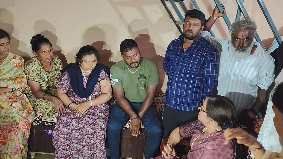 ಮದ್ದೂರು ತಾಲ್ಲೂಕಿನ ಗೊರವನಹಳ್ಳಿಯ ಮೃತ ಬಾಲಕಿ ರಿತೀಕ್ಷಾ ಮನೆಗೆ ಗುರುವಾರ ಮಾಜಿ ಸಂಸದೆ ಸುಮಲತಾ ಅಂಬರೀಷ್ ಭೇಟಿ ನೀಡಿ ಮೃತ ಬಾಲಕಿಯ ಪಾಲಕರಿಗೆ ಸಾಂತ್ವನ ಹೇಳಿದರು