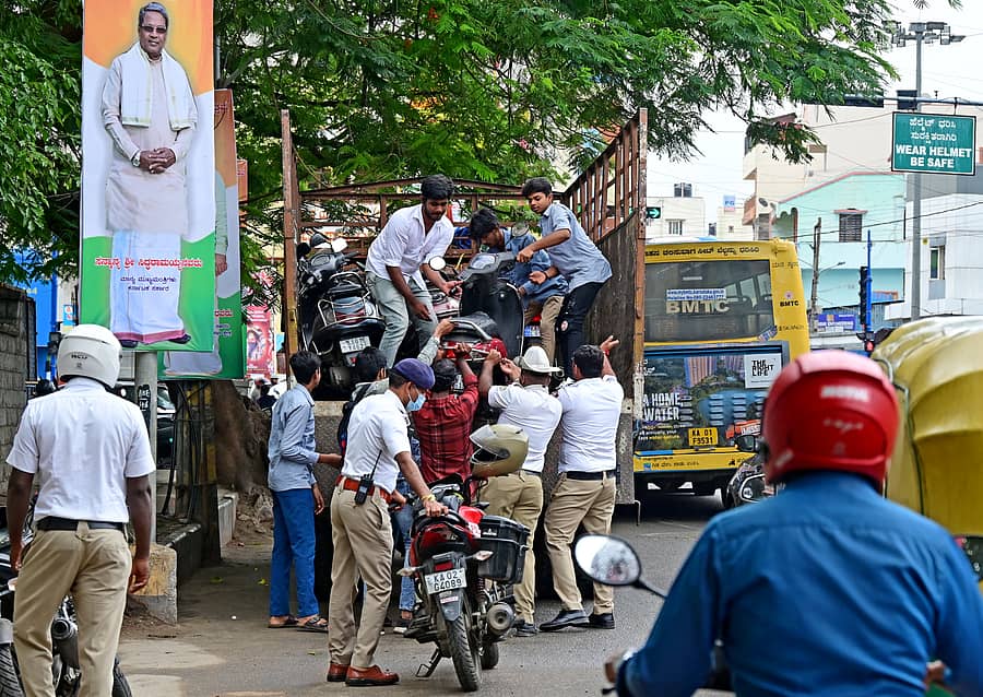 <div class="paragraphs"><p> ನಗರದ ಆಡುಗೋಡಿ ರಸ್ತೆಯ ‘ನೋ ಪಾರ್ಕಿಂಗ್‌’ ಸ್ಥಳದಲ್ಲಿ ನಿಲ್ಲಿಸಿದ್ದ ವಾಹನಗಳನ್ನು ಸಂಚಾರ ವಿಭಾಗದ ಪೊಲೀಸರು ಗುರುವಾರ ಟೋಯಿಂಗ್ ಮಾಡಿದರು </p></div>