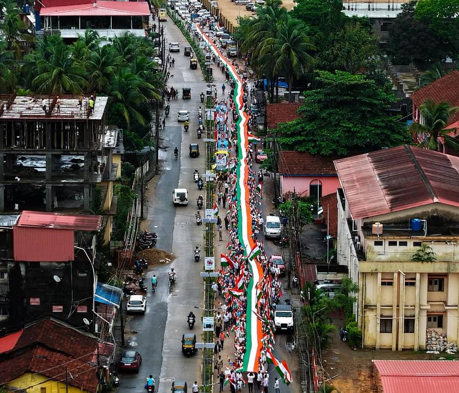 ಕಾರವಾರದಲ್ಲಿ ನಡೆದ ತಿರಂಗಾ ರ್ಯಾಲಿಯಲ್ಲಿ ಅರ್ಧ ಕಿ.ಮೀ ಉದ್ದದ ಧ್ವಜದ ಮೆರವಣಿಗೆ ನಡೆಸಲಾಯಿತು
