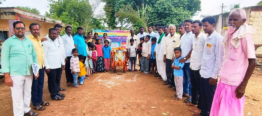 ಕೆಂಭಾವಿ ಸಮೀಪ ಏವೂರ ಗ್ರಾಮದ ಸರ್ಕಾರಿ ಮಾದರಿಯ ಪ್ರಾಥಮಿಕ ಶಾಲೆಯಲ್ಲಿ ಸರಸ್ವತಿ ದೇವಿ ಭಾವಚಿತ್ರಕ್ಕೆ ಪೂಜೆ ಸಲ್ಲಿಸಿ ಶಾಲೆ ಆರಂಭಿಸಲಾಯಿತು