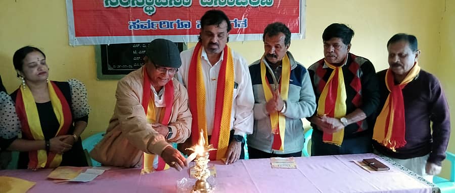 ಸೋಮವಾರಪೇಟೆ ತಾಲ್ಲೂಕು ಸಾಹಿತ್ಯ ಭವನದಲ್ಲಿ ನಡೆದ ಕನ್ನಡ ಸಾಹಿತ್ಯ ಪರಿಷತ್ ಸಂಸ್ಥಾಪನ ದಿನಾಚರಣೆ ಕಾರ್ಯಕ್ರಮವನ್ನು ಪರಿಷತ್ ಮಾಜಿ ಜಿಲ್ಲಾಧ್ಯಕ್ಷ ಟಿ.ಪಿ. ರಮೇಶ್ ಉದ್ಘಾಟಿಸಿದರು.