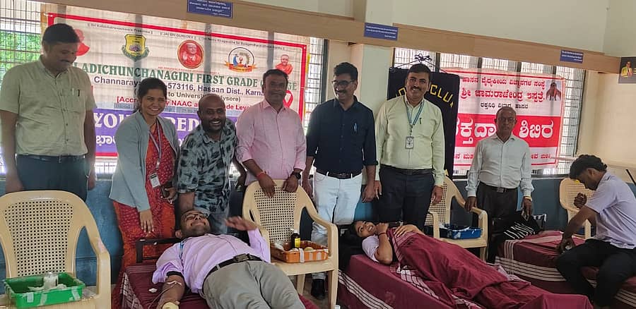 ಚನ್ನರಾಯಪಟ್ಟಣದಲ್ಲಿ ಗುರುವಾರ ಆದಿಚುಂಚನಗಿರಿ ಪ್ರಥಮದರ್ಜೆ ಕಾಲೇಜಿನಲ್ಲಿ ರಕ್ತದಾನ ಶಿಬಿರ ಏರ್ಪಡಿಸಲಾಗಿತ್ತು