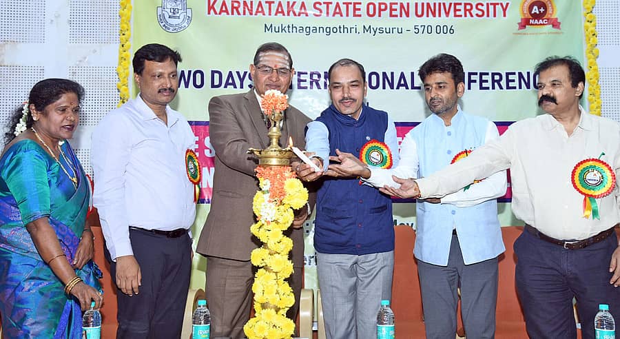 ಮೈಸೂರಿನ ಕೆಎಸ್ಒಯು ಕಾವೇರಿ ಸಭಾಂಗಣದಲ್ಲಿ ನಡೆದ ಸಮ್ಮೇಳನವನ್ನು ಕಲಬುರ್ಗಿಯ ಕರ್ನಾಟಕ ಕೇಂದ್ರೀಯ ವಿವಿ ಶಿಕ್ಷಣ ವಿಭಾಗದ ಮುಖ್ಯಸ್ಥ ಪ್ರೊ.ಜಿ.ಆರ್.ಅಂಗಡಿ ಉದ್ಘಾಟಿಸಿದರು– ಪ್ರಜಾವಾಣಿ ಚಿತ್ರ