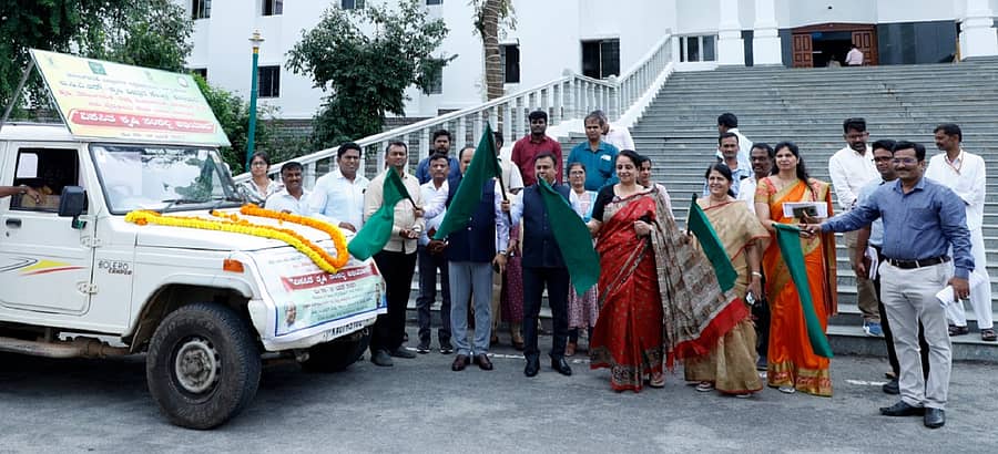 ಕೋಲಾರದಲ್ಲಿ ಗುರುವಾರ ವಿಕಸಿತ ಕೃಷಿ ಸಂಕಲ್ಪ ಅಭಿಯಾನ -2025 ಹಾಗೂ ಮುಂಗಾರು ಪೂರ್ವ ಕೃಷಿ ಅಭಿಯಾನಕ್ಕೆ ಜಿಲ್ಲಾ ಉಸ್ತುವಾರಿ ಕಾರ್ಯದರ್ಶಿ ಏಕರೂಪ್ ಕೌರ್ ಚಾಲನೆ ನೀಡಿದರು