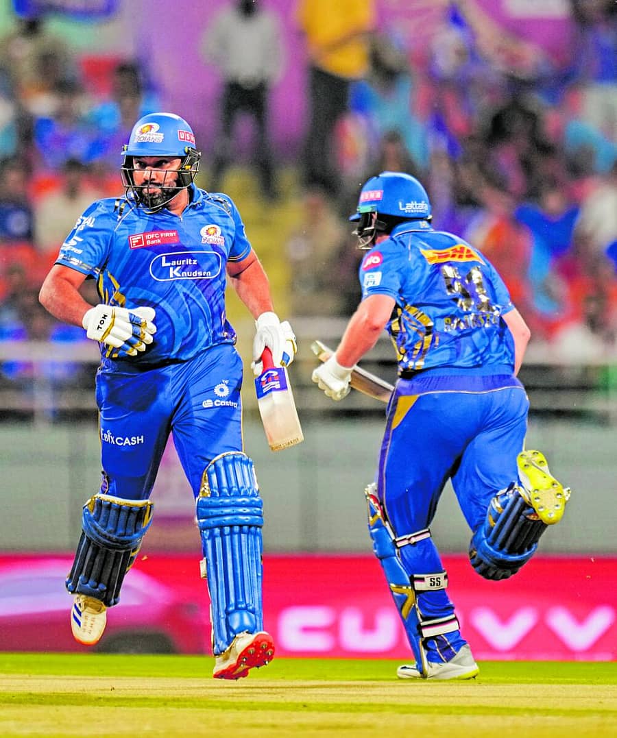 <div class="paragraphs"><p>ಮುಂಬೈ ಇಂಡಿಯನ್ಸ್ ತಂಡದ ರೋಹಿತ್ ಶರ್ಮಾ ಮತ್ತು ಜಾನಿ ಬೆಸ್ಟೊ</p></div>