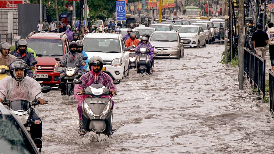 ಕೇರಳದಲ್ಲಿ ಶುಕ್ರವಾರ ಭಾರಿ ಮಳೆಯಾಗಿದ್ದು, ಕೊಚ್ಚಿ ಪಟ್ಟಣದಲ್ಲಿ ಜಲಾವೃತಗೊಂಡಿದ್ದ ರಸ್ತೆಯಲ್ಲೇ ವಾಹನ ಸವಾರರು ಸಾಗಿದರು–ಪಿಟಿಐ ಚಿತ್ರ