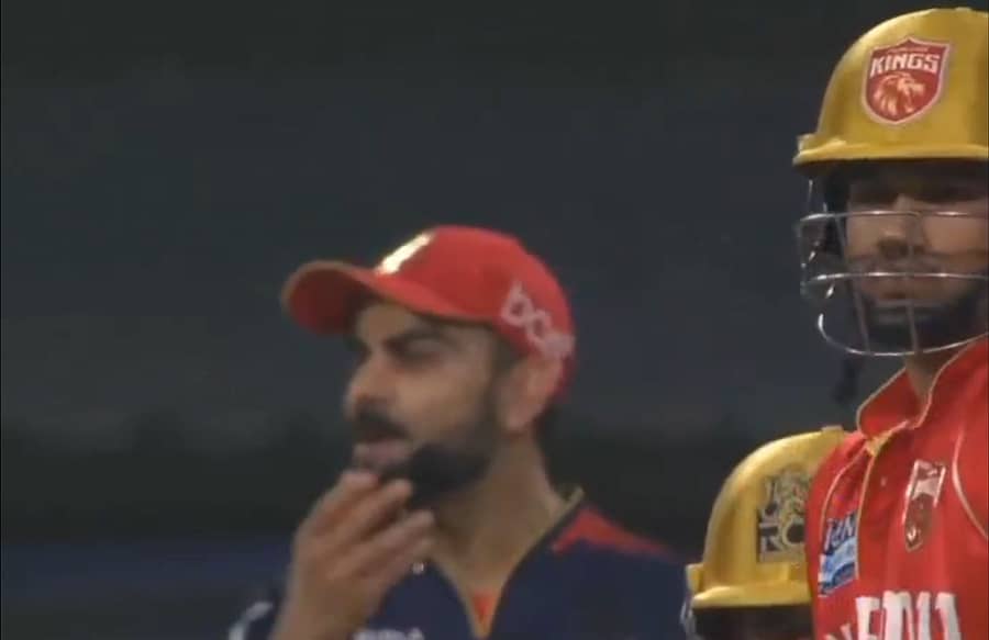 <div class="paragraphs"><p>ಮುಷೀರ್‌ ಖಾನ್‌ ಕ್ರೀಸ್‌ಗಿಳಿದಾಗ ವಿರಾಟ್‌ ಕೊಹ್ಲಿ ಸನ್ನೆ ಮಾಡುತ್ತಿರುವುದು</p></div>