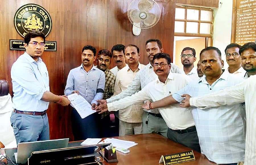 ಬಸವಕಲ್ಯಾಣದ ಉಪ ವಿಭಾಗಾಧಿಕಾರಿ ಮುಕುಲ್ ಜೈನ್ ಅವರಿಗೆ ಶುಕ್ರವಾರ ಮೊರಾರ್ಜಿ ದೇಸಾಯಿ ವಸತಿ ಶಾಲೆಗಳ ನೌಕರರ ಸಂಘದಿಂದ ವಿವಿಧ ಬೇಡಿಕೆಗಳ ಈಡೇರಿಕೆಗಾಗಿ ಆಗ್ರಹಿಸಿ ಮನವಿಪತ್ರ ಸಲ್ಲಿಸಲಾಯಿತು