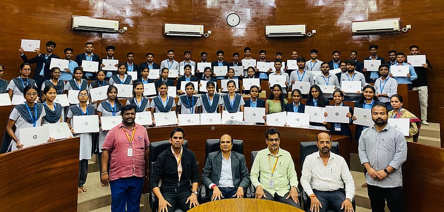 ಕಲಬುರಗಿಯ ವಿಟಿಯು ಪ್ರಾದೇಶಿಕ ಕೇಂದ್ರದಲ್ಲಿ ಎಸ್ಸಿ, ಎಸ್ಟಿಯ 70 ವಿದ್ಯಾರ್ಥಿಗಳಿಗೆ ಲ್ಯಾಪ್‌ಟಾಪ್‌ ವಿತರಿಸಲಾಯಿತು. ಪ್ರಾದೇಶಿಕ ಕೇಂದ್ರದ ನಿರ್ದೇಶಕ ಪ್ರೊ.ಬಿ.ಶಂಭುಲಿಂಗಪ್ಪ, ಎಂ.ಎ.ವಾಹೀದ್, ಸತೀಶ ಉಪಳಾಂವಕರ ಸೇರಿದಂತೆ ಹಲವರು ಪಾಲ್ಗೊಂಡಿದ್ದರು