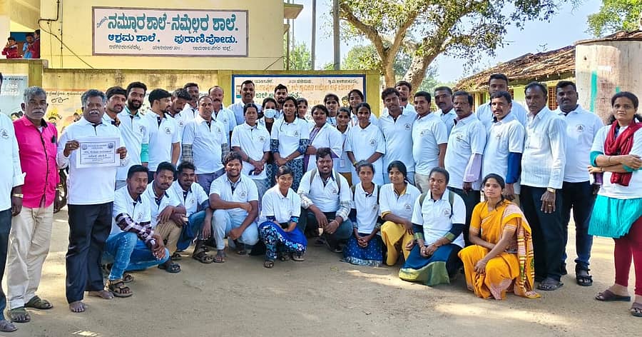 ಯಳಂದೂರು ತಾಲ್ಲೂಕಿನ ಬಿ.ಆರ್. ಹಿಲ್ಸ್ ಪಂಚಾಯಿತಿಯಲ್ಲಿ ‘ನನ್ನ ಗುರುತು’ ಅಭಿಯಾನ ಅನುಷ್ಠಾನದಲ್ಲಿ ಭಾಗವಹಿಸಿರುವ ಸಿಬ್ಬಂದಿ