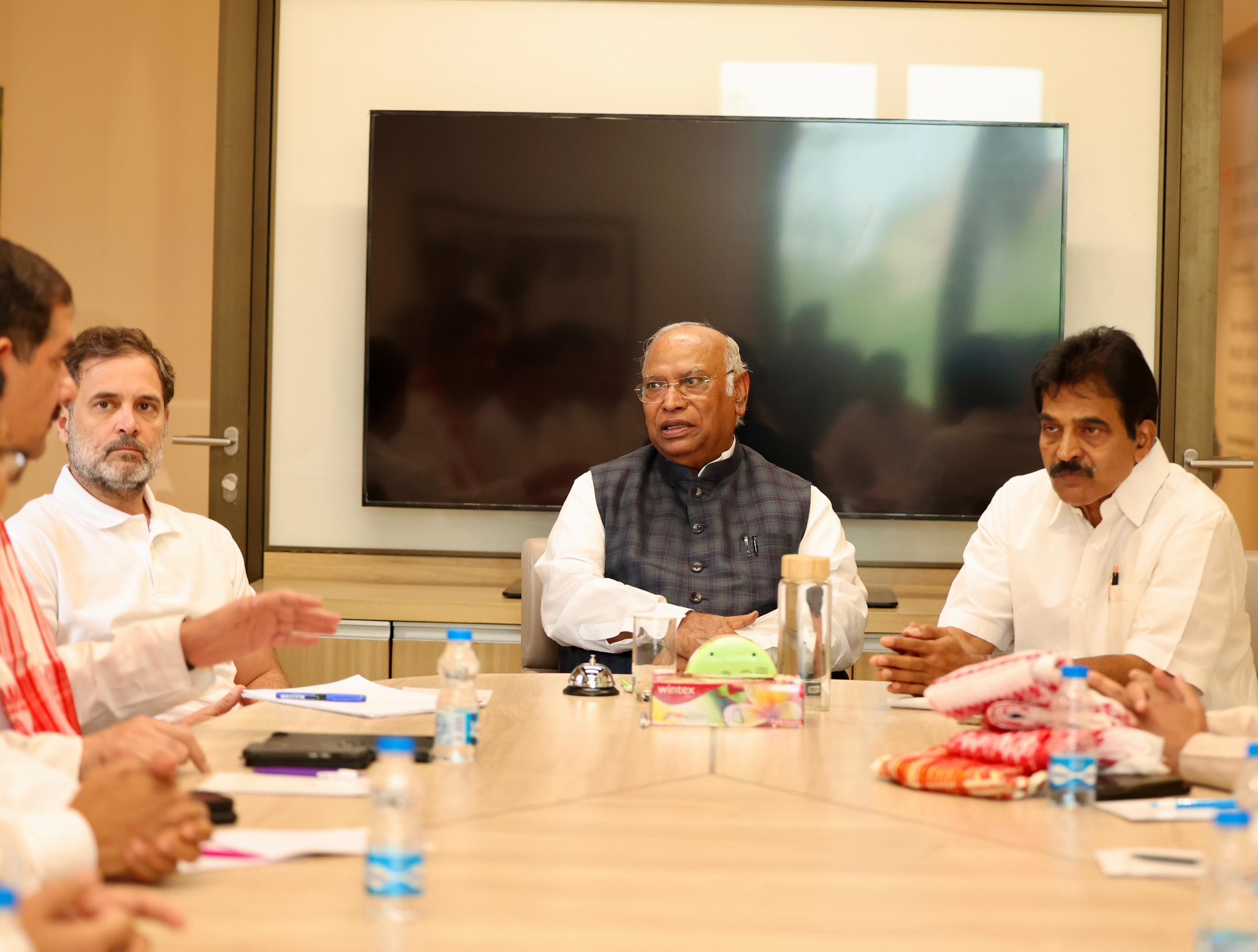 <div class="paragraphs"><p> ಎಐಸಿಸಿ ಅಧ್ಯಕ್ಷ ಮಲ್ಲಿಕಾರ್ಜುನ ಖರ್ಗೆ ಹಾಗೂ ಲೋಕಸಭೆ ವಿರೋಧ ಪಕ್ಷದ ನಾಯಕ ರಾಹುಲ್‌ ಗಾಂಧಿ ಅವರು ಅಸ್ಸಾಂನ ಕಾಂಗ್ರೆಸ್‌ ನಾಯಕರ ಜತೆ ಚರ್ಚೆ ನಡೆಸಿದರು.</p></div>