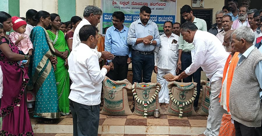 ಖಾನಾಪುರದ ರೈತ ಸಂಪರ್ಕ ಕೇಂದ್ರದಲ್ಲಿ ಗುರುವಾರ ಶಾಸಕ ವಿಠ್ಠಲ ಹಲಗೇಕರ ಭತ್ತದ ಬೀಜದ ಚೀಲಗಳಿಗೆ ಪೂಜೆ ಸಲ್ಲಿಸುವ ಮೂಲಕ ಬೀಜ ವಿತರಣೆ ಕಾರ್ಯಕ್ರಮಕ್ಕೆ ಚಾಲನೆ ನೀಡಿದರು