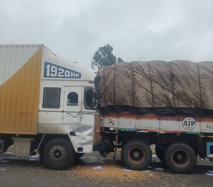 ದೊಡ್ಡಬಳ್ಳಾಪುರದ ರಾಷ್ಟ್ರೀಯ ಹೆದ್ದಾರಿಯಲ್ಲಿ ಲಾರಿಗೆ ಹಿಂದಿನಿಂದ ಡಿಕ್ಕಿ ಹೊಡೆದ ಕಂಟೇನರ್